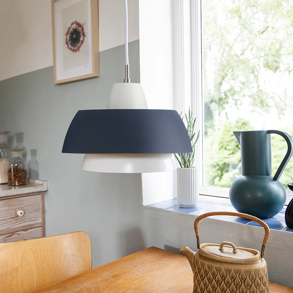 Trio Ø28 Mörkgrå taklampa från Superliving - I vacker kombination med de tre nyanserna ger Trio-pendeln dig en modern lampa som du kan anv&auml;nda ovanf&ouml;r ditt mat- eller k&ouml;ksbord.