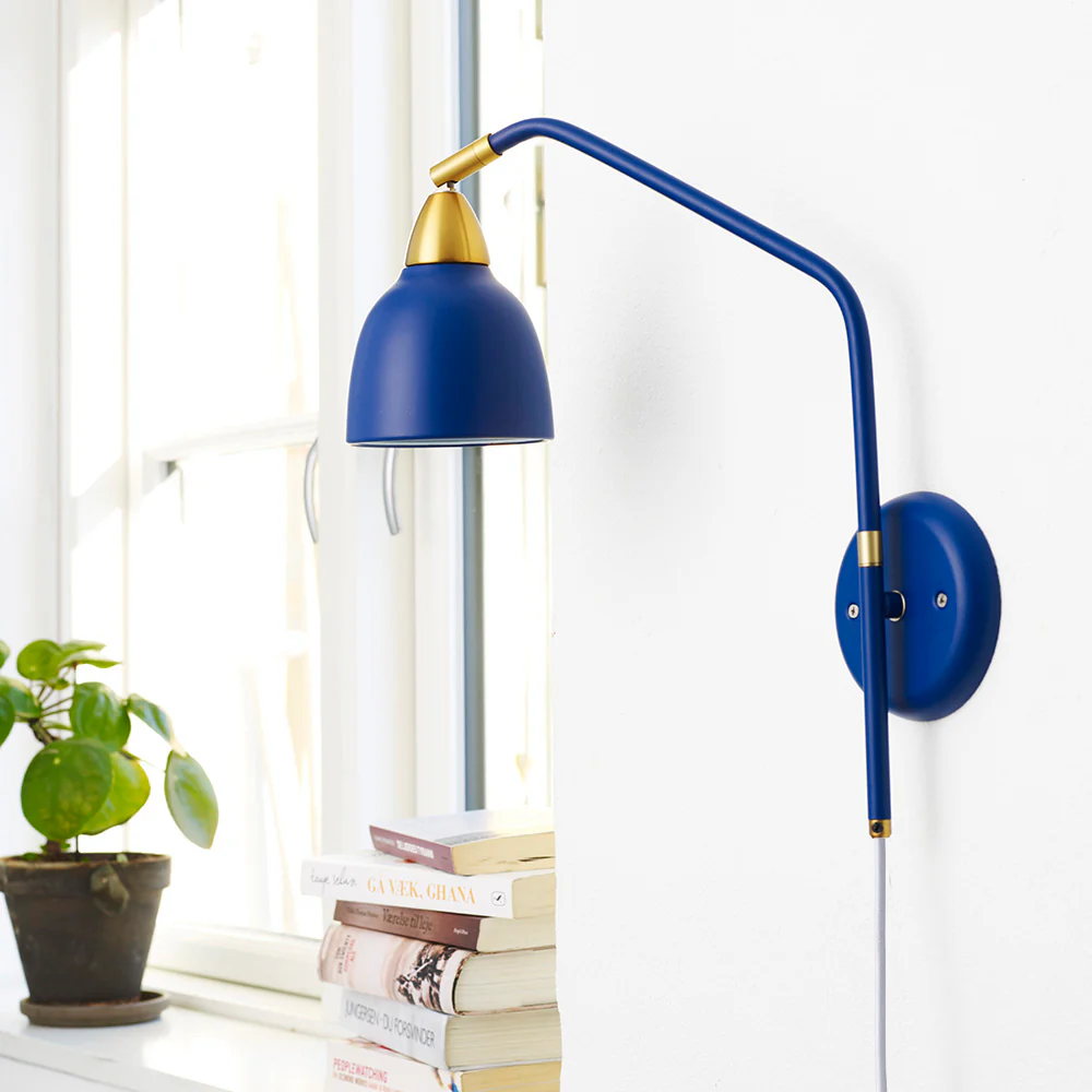 Urban 40cm Blå vägglampa från Superliving - Med en roterbar arm och en sk&auml;rm som kan vridas hela 345&deg; ger lampan en flexibel och anpassningsbar belysning f&ouml;r alla behov.