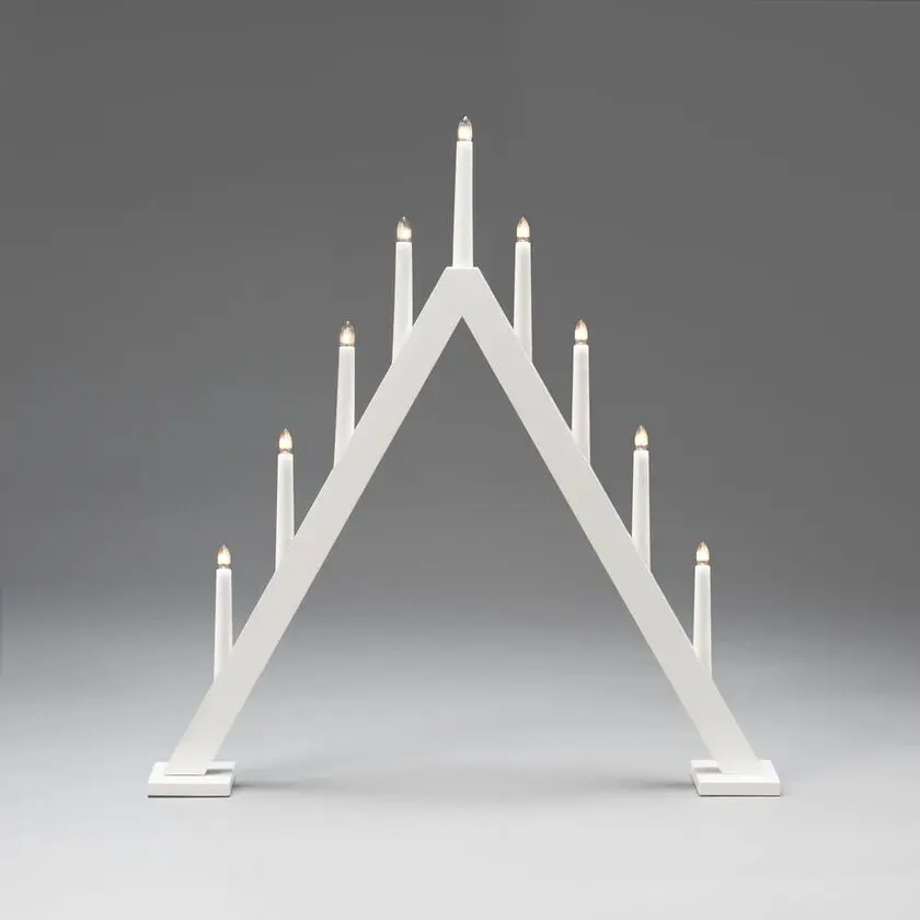 Elljusstake 9ljus Vit från Konstsmide - Den klassiska pyramidformen kombineras med en minimalistisk design, vilket g&ouml;r den till en perfekt inredningsdetalj i b&aring;de traditionella och moderna hem.