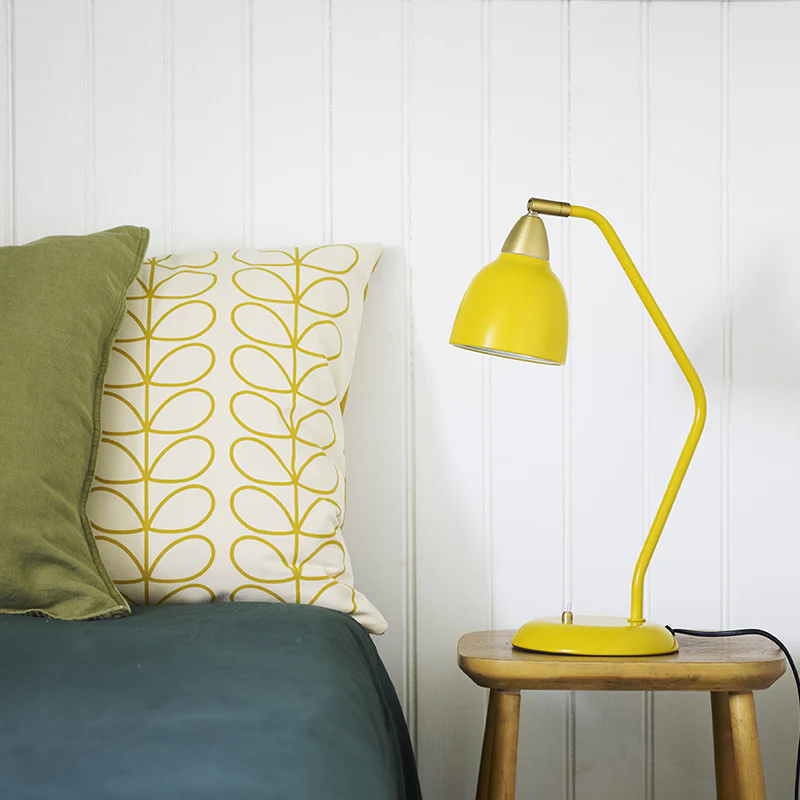 Urban 45cm Gul skrivbordslampa från Superliving - Perfekt f&ouml;r l&auml;sning, arbete eller som en stilfull detalj i hemmet.