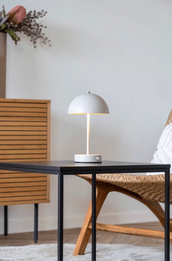 Holt LED 25cm Sand portabel från House of Nordic - De klassiska formen i s&auml;ndf&auml;rgad metall med silvriga detaljer bidrar med en harmonisk atmosf&auml;r till rummet.
