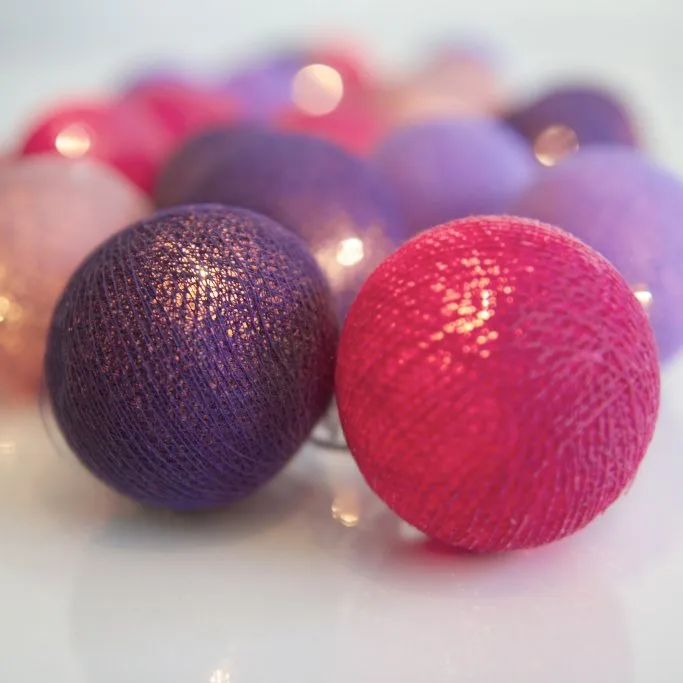 Irislights Vivid Violet 20 bollar Lila från Irislights - Bollarna ger ifr&aring;n sig ett h&auml;rligt sken n&auml;r slingan &auml;r t&auml;nd och kan placeras eller h&auml;ngas p&aring; olika s&auml;tt och milj&ouml;er som en kul detalj!