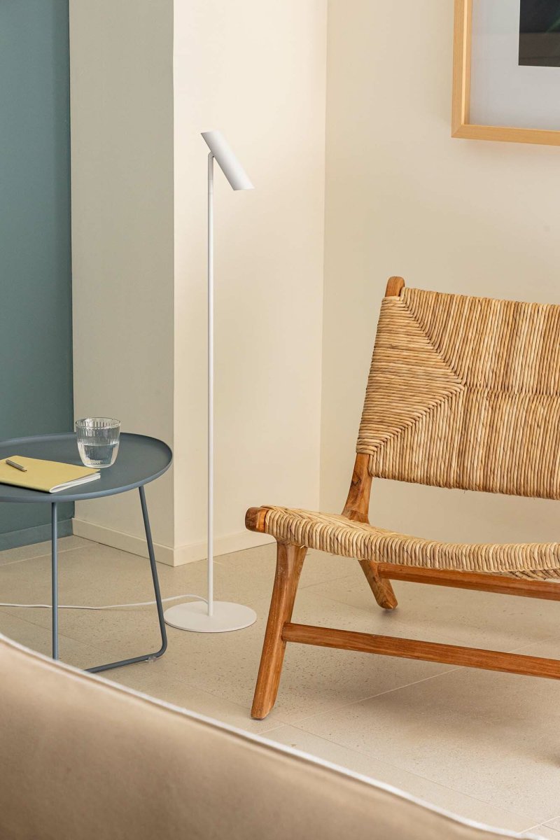 Leo Vit golvlampa från Faro Barcelona - Leo &auml;r en vit golvlampa med integrerad LED som kombinerar m&aring;ngsidighet med modern design.