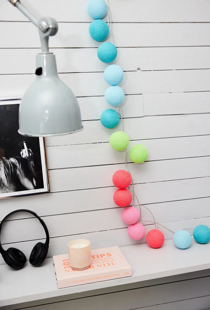 Irislights Neon 20 bollar Flerfärgad från Irislights - Bollarna s&auml;tts enkelt fast &ouml;ver ljusslingans lampor i den ordning du &ouml;nskar och kan sedan anv&auml;ndas som dekorativ detalj i ett f&ouml;nster eller som st&auml;mningsfull belysning i en korg i barnrummet.