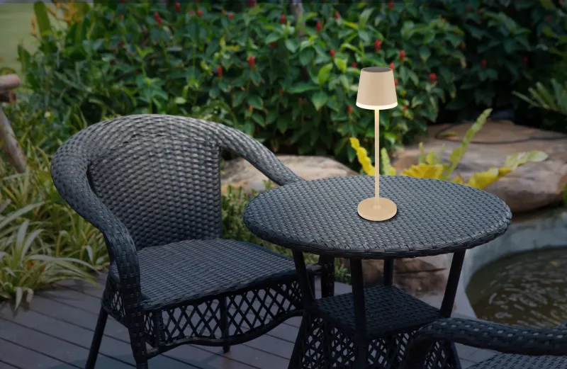 Bordslampa LED Sand solcellslampa från Globo Lighting - Den diskreta designen sm&auml;lter in i alla milj&ouml;er och med IP44-klassning &auml;r den t&aring;lig mot v&auml;der och vind.