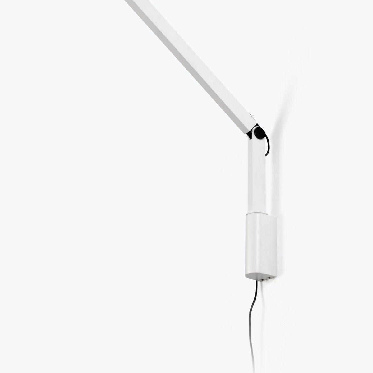 Inviting 86cm Vit vägglampa från Faro Barcelona - Inviting &auml;r en vit v&auml;gglampa med riktbar arm, designad f&ouml;r att ge optimal ljuskomfort vid l&auml;sning, arbete eller studier.