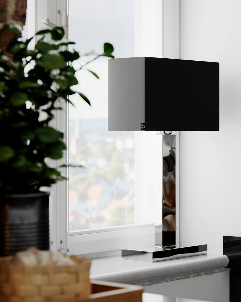 Prime 47cm Krom bordslampa från By Rydéns - Utforska m&ouml;jligheterna med Prime-bordslampan i metall och tygsk&auml;rm och l&aring;t dess eleganta design och subtila belysning ge en f&ouml;rtrollande effekt i ditt f&ouml;nster.