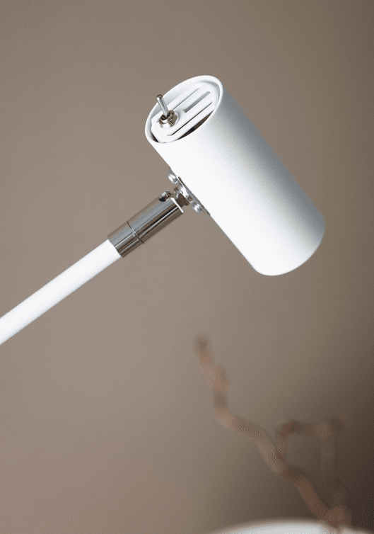 Cato Dimbar Mattvit golvlampa från Belid - Med en h&ouml;jdjustering mellan 100&ndash;134 cm, en lampsk&auml;rm p&aring; 4 cm i diameter, och en stabil lampfot p&aring; 20 cm, kombinerar Cato form och funktion p&aring; b&auml;sta s&auml;tt.