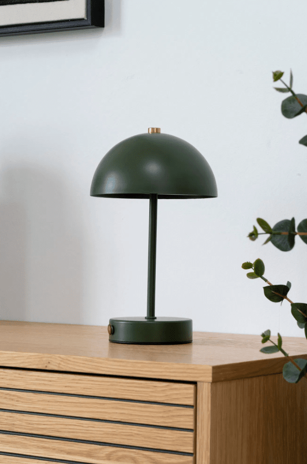 Holt LED 25cm Grön portabel från House of Nordic - De klassiska formen i gr&ouml;n metall med detaljer i m&auml;ssing bidrar med en harmonisk atmosf&auml;r till rummet.
