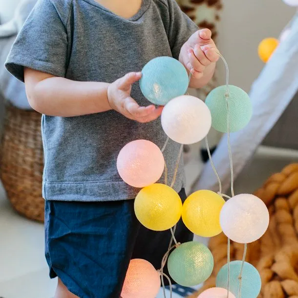 Irislights Fairytale 20 bollar Flerfärgad från Irislights - Ljusslingan kan placeras p&aring; en m&auml;ngd olika s&auml;tt och &auml;r en uppskattad inredningsdetalj av b&aring;de vuxna och barn!