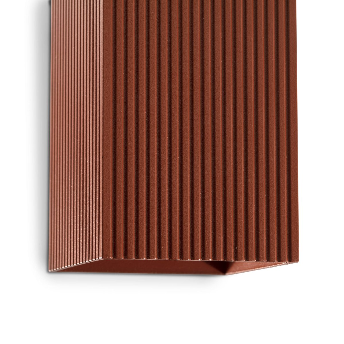 Lune 15cm Terracotta räfflad vägglampa från Faro Barcelona - Lune &auml;r en v&auml;gglampa med kvadratisk form och r&auml;fflad finish i terracotta, perfekt f&ouml;r hallar och genomg&aring;ngsutrymmen.
