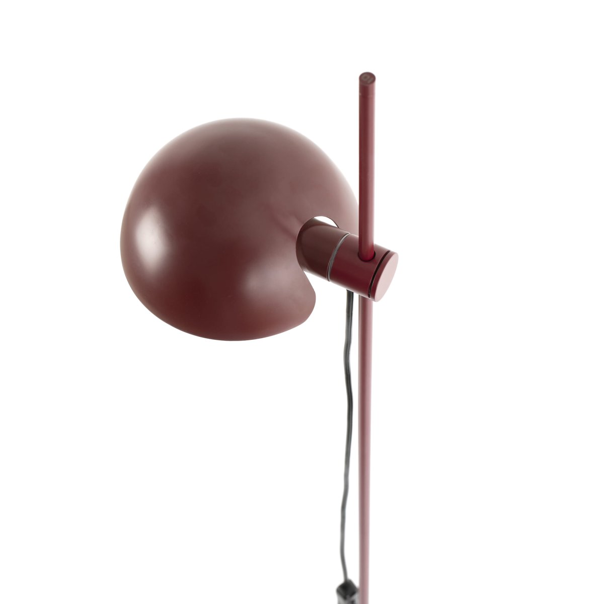 Matilda Burgundy golvlampa från Faro Barcelona - Med roterbar sk&auml;rm och justerbar h&ouml;jd erbjuder den flexibel ljuss&auml;ttning f&ouml;r b&aring;de l&auml;sning och st&auml;mning.
