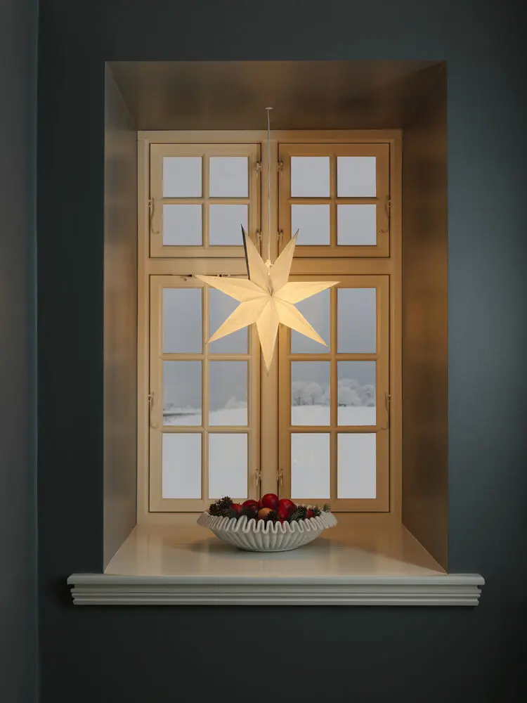 Pappersstjärna Ø60 Vit från Konstsmide - Perfekt att h&auml;nga i f&ouml;nstret eller mot en vacker v&auml;gg &ndash; en tidl&ouml;s dekoration som f&ouml;rgyller varje rum med enkel elegans.