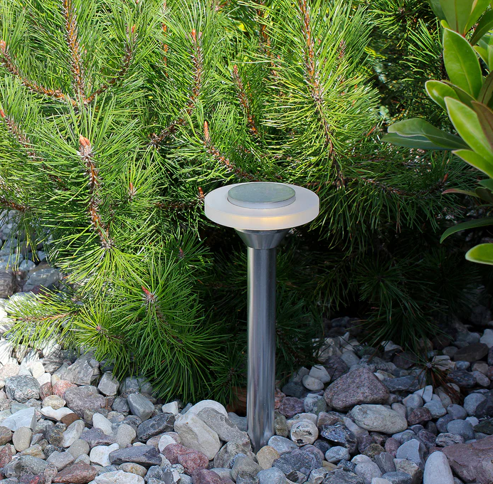 Ellips Silver från Lightson - En stilren l&auml;gre pollare som passar om du vill skapa ledljus l&auml;ngs en g&aring;ng eller stig.