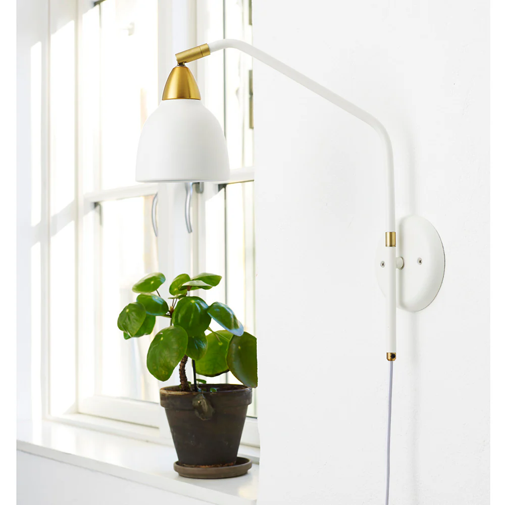Urban 40cm Vit vägglampa från Superliving - Med en roterbar arm och en sk&auml;rm som kan vridas hela 345&deg; ger lampan en flexibel och anpassningsbar belysning f&ouml;r alla behov.