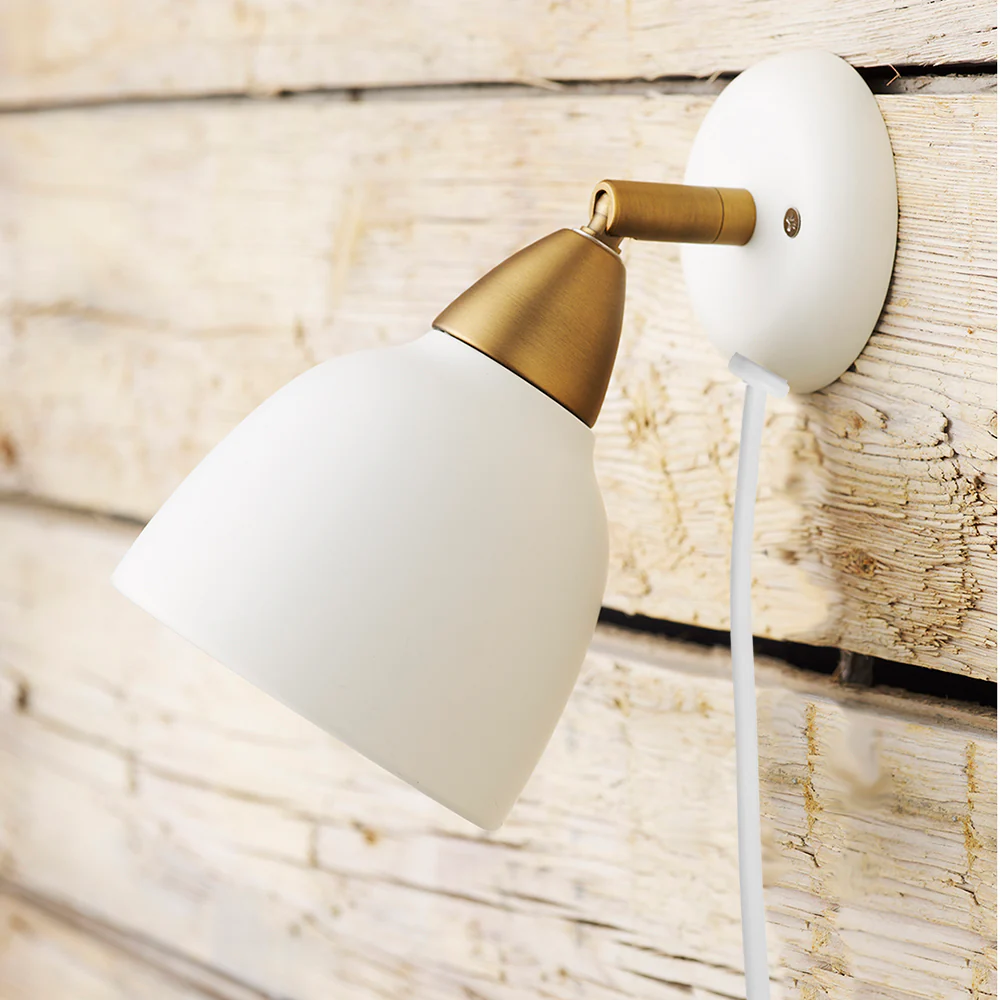 Urban Short Vit läslampa från Superliving - Idealisk f&ouml;r sovrummet, vardagsrummet eller l&auml;sh&ouml;rnan &ndash; Urban Short &auml;r en flexibel och tidl&ouml;s belysningsl&ouml;sning som h&ouml;jer stilen i vilket rum som helst!