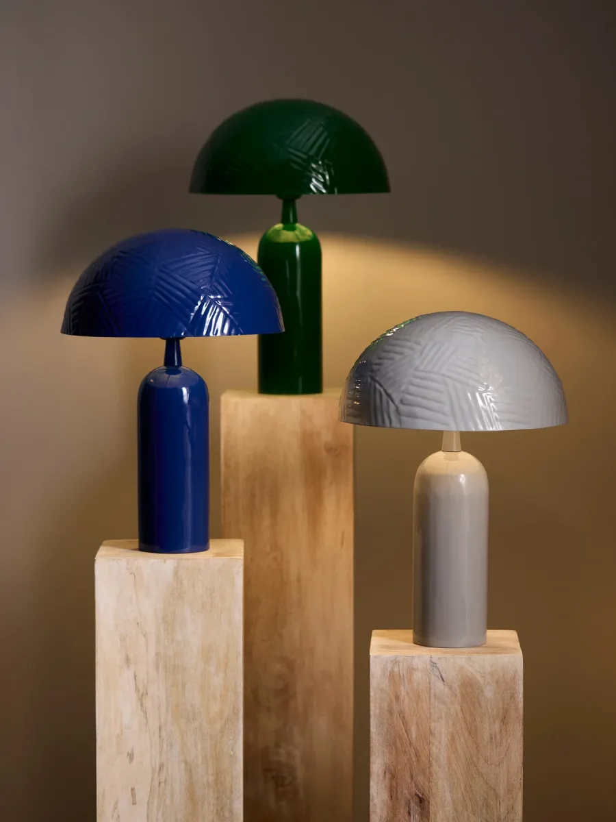 Carter 45cm Grå bordslampa från PR Home - Carter &auml;r gjord utav metall i en blank gr&aring; finish, sk&auml;rmen &auml;r 31cm i diameter och har ett dekorativt hamrat m&ouml;nster.