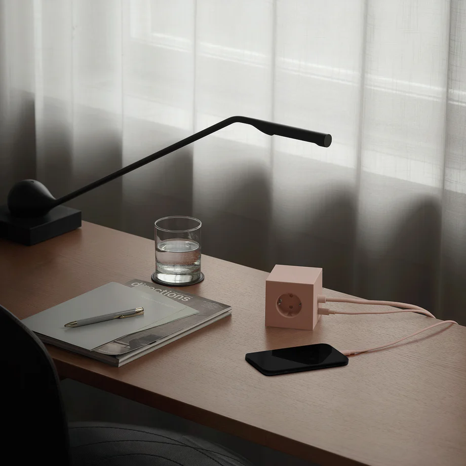 Square 1 with 30W Dual USBC & Magnetic base, 3m Rosa från Avolt - Grenuttag fr&aring;n Avolt med en stilren design med en l&aring;ng sladd i PVC, en kub i &aring;tervunnen plast och en magnetplatta i botten f&ouml;r att kunna h&auml;ngas upp p&aring; v&auml;ggen.