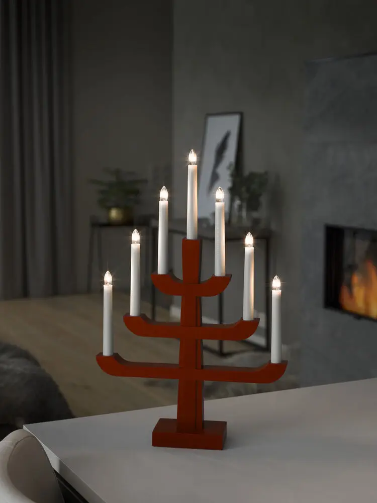 Elljusstake 7ljus Röd från Konstsmide - Med sina tre stilfulla nivåer och sju varmvita ljus kombinerar den klassisk charm med nutida formgivning.