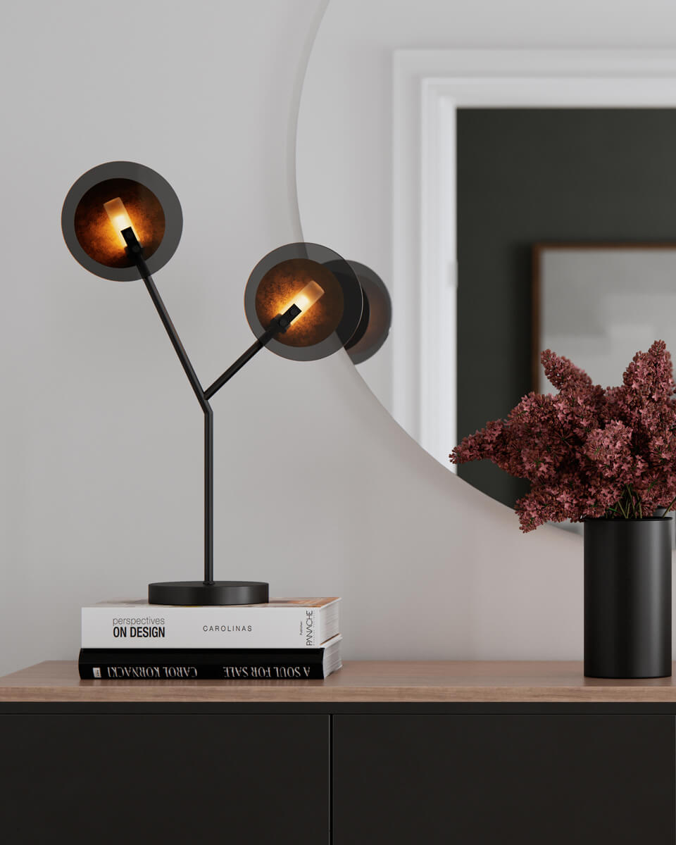 Turno 60cm Svart bordslampa från By Rydéns - D&aring; Turno bordslampa inte har n&aring;gon baksida, kan du v&auml;lja om du vill att ljusk&auml;llorna, som ryms i ett r&ouml;r av frostat glas, ska vara i fokus eller om du f&ouml;redrar dem dolda och p&aring; s&aring; s&auml;tt str&aring;la ut p&aring; sidorna bakom den guldf&auml;rgade metallskivan.