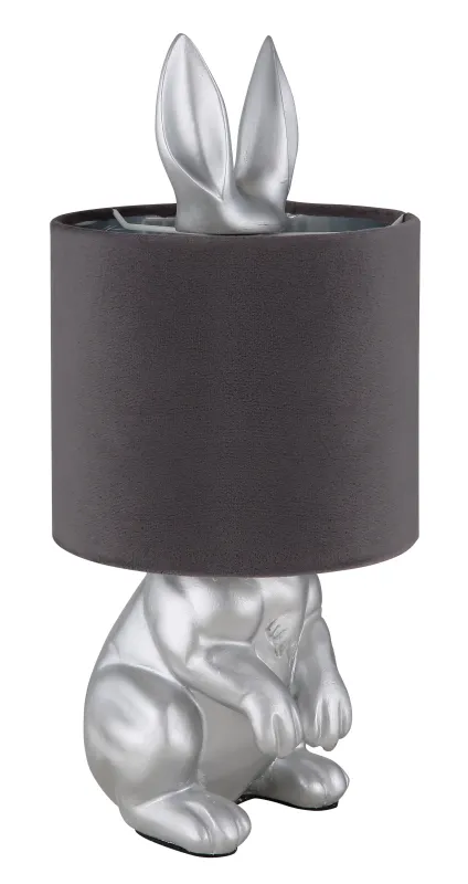 Rabbit 40cm Silver bordslampa från Globo Lighting - Med en silverf&auml;rgad kaninfigur som bas och en elegant gr&aring; sammetsk&auml;rm kombinerar den lekfull design med sofistikerad stil.