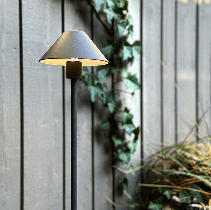 Apollo Flex Mörkgrå från Lightson - Apollo Flex &auml;r perfekt f&ouml;r dig som &auml;lskar skandinavisk design och letar efter en n&auml;ttare lampa till din kruka, rabatt eller g&aring;ng.