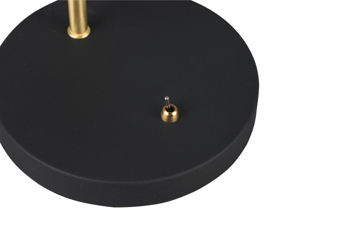Traveller 54cm Svart skrivbordslampa från Trio Lighting - Den svarta f&auml;rgen och ljusarmen i matt m&auml;ssing skapar en elegant kontrast som passar harmoniskt in i olika inredningsmilj&ouml;er.