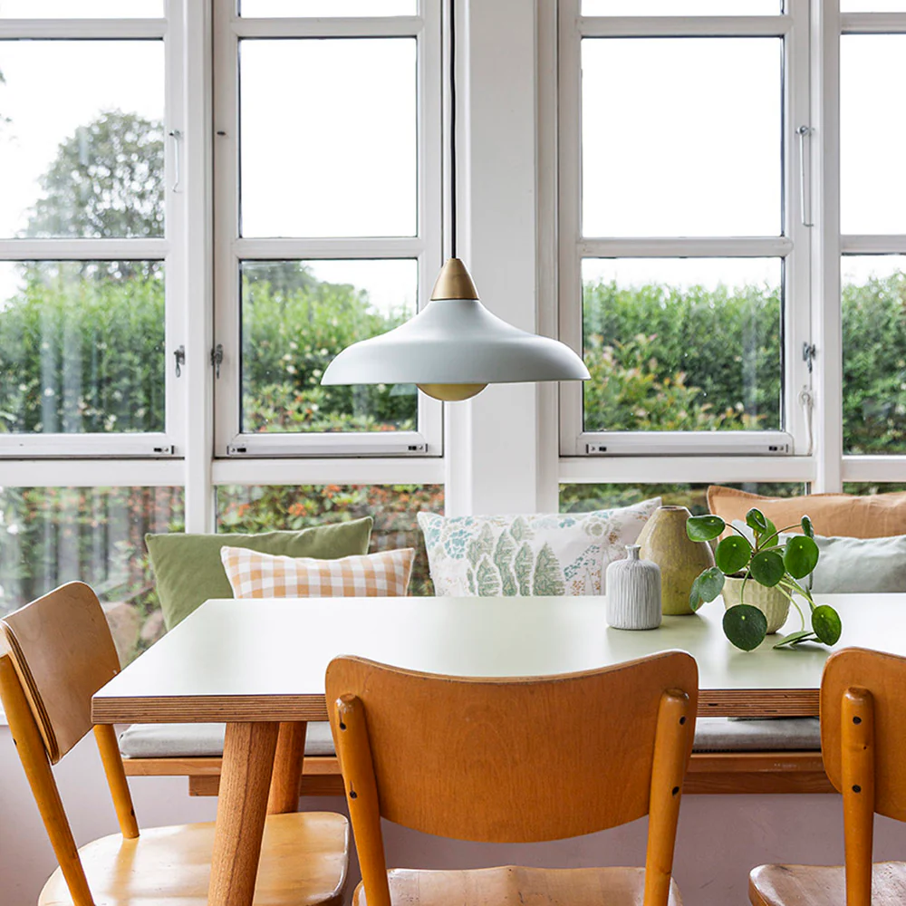 Urban Wide Ø36 Ljusgrön taklampa från Superliving - F&ouml;rh&ouml;j ditt hem med den moderna pendellampan Urban Wide, en stilfull kombination av matt ljusgr&ouml;n finish och eleganta m&auml;ssingsdetaljer.