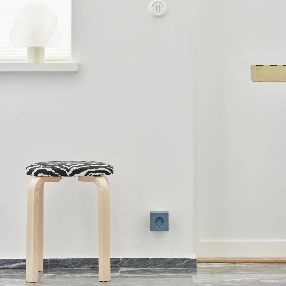 Square 2 Socket extender with 30W Dual USBC Blå från Avolt - Uttagsf&ouml;rl&auml;ngare fr&aring;n Avolt med en stilren design med en kub i &aring;tervunnen plast och en magnetplatta i botten f&ouml;r att kunna h&auml;ngas upp p&aring; v&auml;ggen.