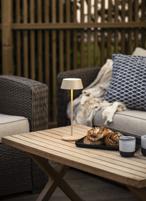 Menton 30cm Sand portabel från Konstsmide - Lampan &auml;r utrustad med en touchdimmer f&ouml;r att kunna justera ljusstyrkan och f&auml;rmtemperaturen fr&aring;n varmgult ljus till varmvitt ljus.