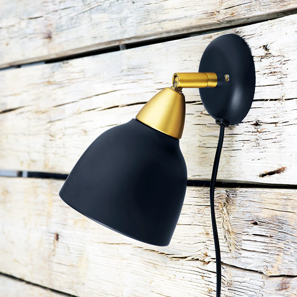 Urban Short Svart läslampa från Superliving - Idealisk f&ouml;r sovrummet, vardagsrummet eller l&auml;sh&ouml;rnan &ndash; Urban Short &auml;r en flexibel och tidl&ouml;s belysningsl&ouml;sning som h&ouml;jer stilen i vilket rum som helst!