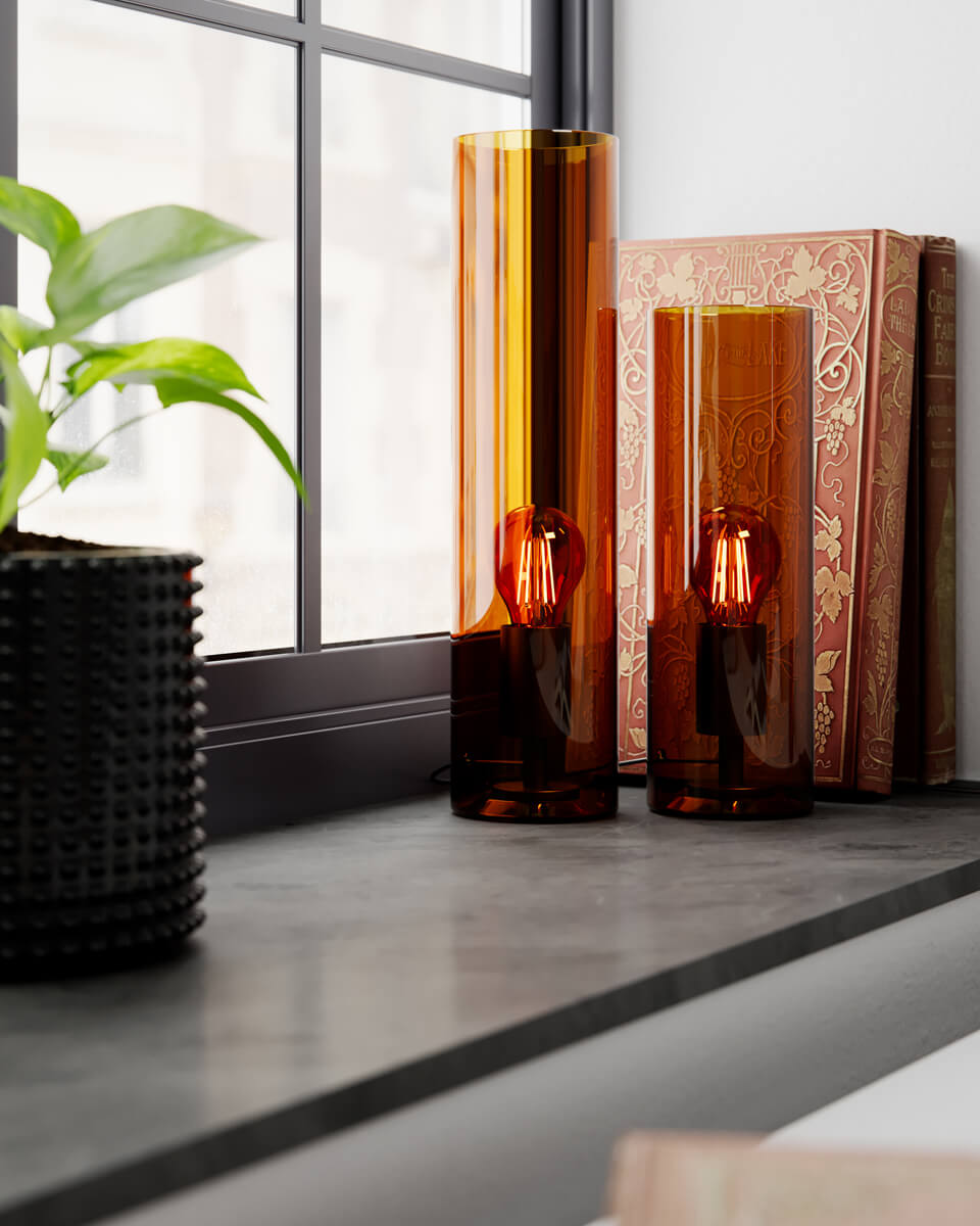 Flake 40cm Amber bordslampa från By Rydéns - Med sitt eleganta cylinderformade glas och tillg&auml;nglighet i trendiga f&auml;rger som m&ouml;rk amber och gr&ouml;nt &auml;r Flake den perfekta lampan f&ouml;r att skapa stil och atmosf&auml;r i ditt hem.