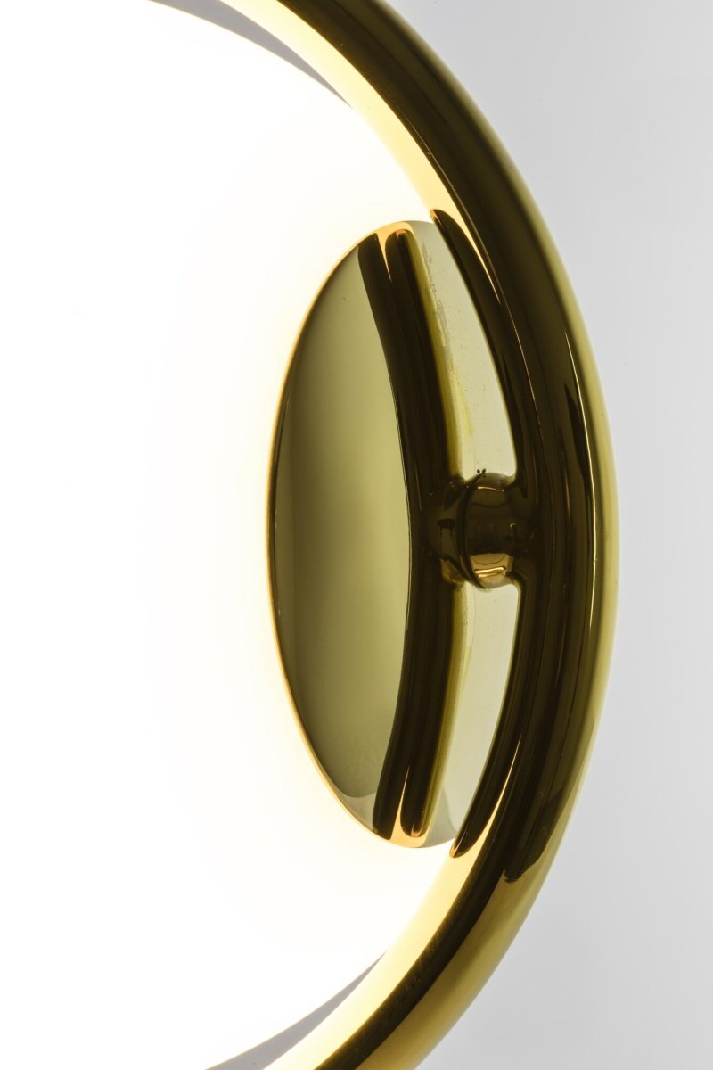 Le Vita 58cm Guld bordslampa från Faro Barcelona - Le Vita &auml;r en exklusiv lampserie formgiven av Nahtrang, d&auml;r enkelhet och elegans m&ouml;ts i en tidl&ouml;s design.