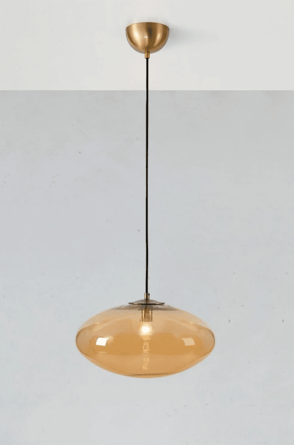 Locus Ø38 Amber taklampa från Markslöjd - Pendeln Locus har ett ovalformat, handbl&aring;st b&auml;rnstensf&auml;rgat glas och en detlajer i m&auml;ssing.