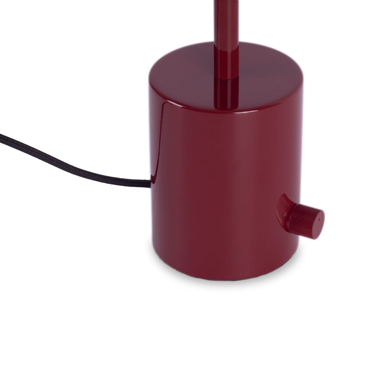 Hoshi 40cm Burgundy bordslampa från Faro Barcelona - Den blanka burgundy r&ouml;da finishen ger ett uttryck fullt av karakt&auml;r och elegans &ndash; perfekt som stilren detalj i b&aring;de moderna och klassiska milj&ouml;er.