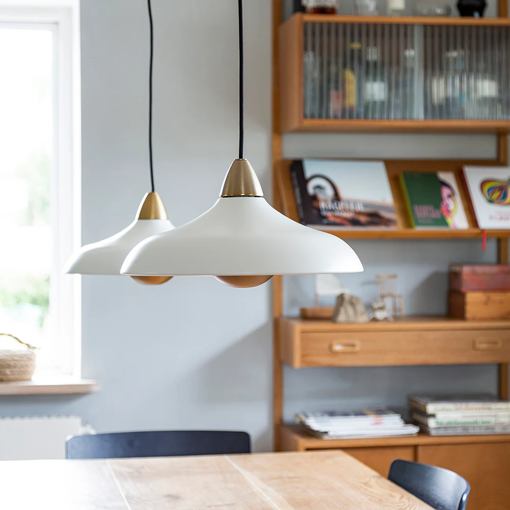 Urban Wide Ø36 Vit taklampa från Superliving - F&ouml;rh&ouml;j ditt hem med den moderna pendellampan Urban Wide, en stilfull kombination av mattvit finish och eleganta m&auml;ssingsdetaljer.