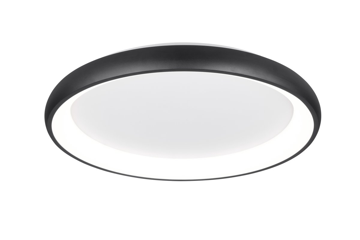 Cardona Ø75 Svart plafond från Trio Lighting - Den eleganta, sv&auml;vande ringen skapar en visuell mittpunkt och ger en j&auml;mn, bl&auml;ndfri belysning som skapar en behaglig atmosf&auml;r.
