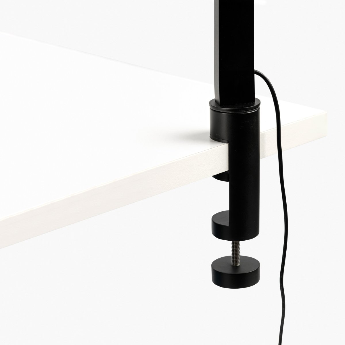 Inviting 86cm Svart klämlampa från Faro Barcelona - Lampans huvud &auml;r justerbart b&aring;de horisontellt och vertikalt, och ljuset &auml;r dimbart.