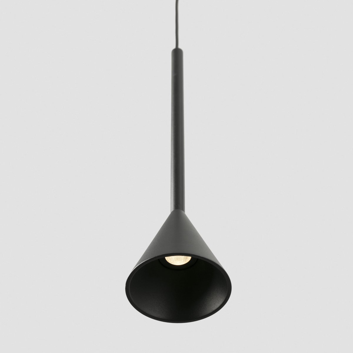 Anna Ø7 Svart taklampa från Faro Barcelona - Den stilrena designen g&ouml;r den idealisk f&ouml;r att lyfta fram specifika ytor eller detaljer i ett rum &ndash; perfekt ovanf&ouml;r k&ouml;ks&ouml;ar, bord eller som accentljus i vardagsrum och hall.