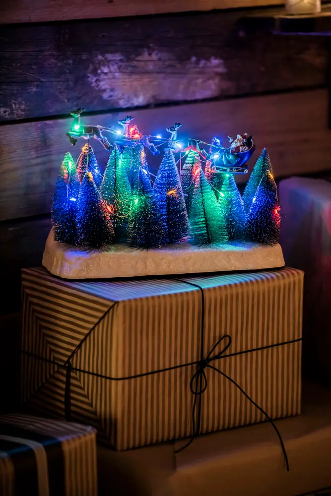 Tomte med släde 22cm Flerfärgad från Konstsmide - Juldekoration med tomte i sl&auml;de som flyger &ouml;ver sn&ouml;iga granar.