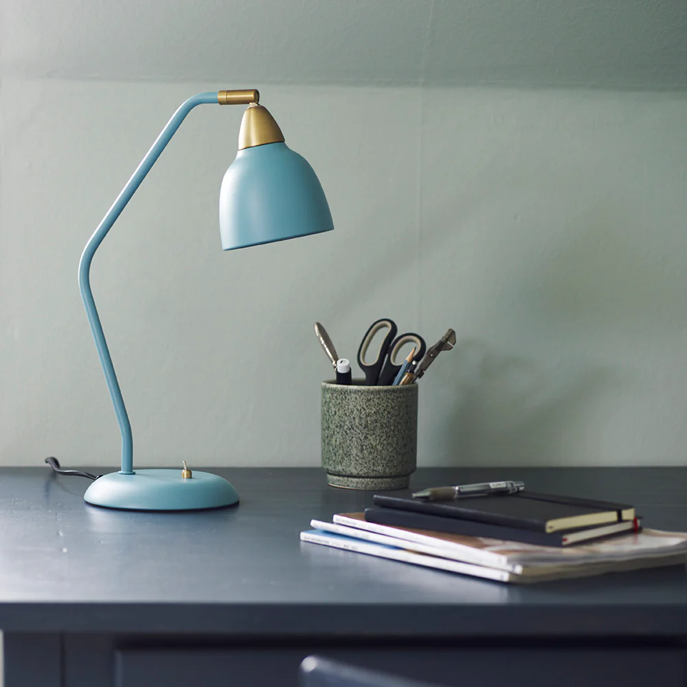 Urban 45cm Ljusblå skrivbordslampa från Superliving - Perfekt f&ouml;r l&auml;sning, arbete eller som en stilfull detalj i hemmet.