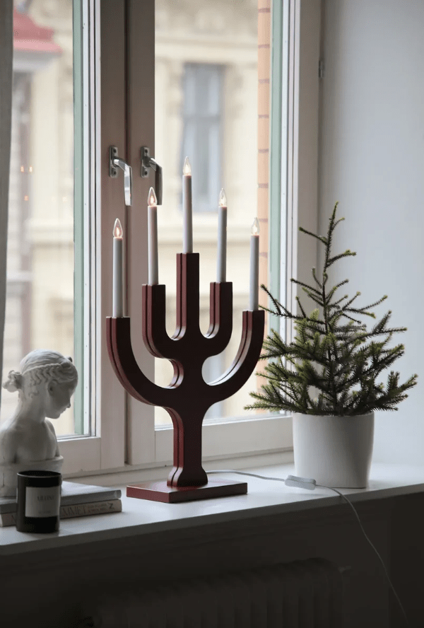 Sapin 5L Röd från Markslöjd - Den gener&ouml;sa storleken g&ouml;r den till ett dekorativt blickf&aring;ng, s&auml;rskilt i st&ouml;rre f&ouml;nster d&auml;r de fem ljusen sprider ett varmt och st&auml;mningsfullt sken under m&ouml;rka vinterkv&auml;llar.