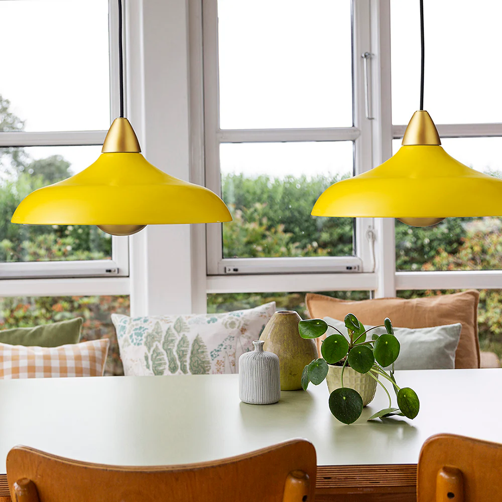 Urban Wide Ø36 Gul taklampa från Superliving - F&ouml;rh&ouml;j ditt hem med den moderna pendellampan Urban Wide, en stilfull kombination av mattgul finish och eleganta m&auml;ssingsdetaljer.