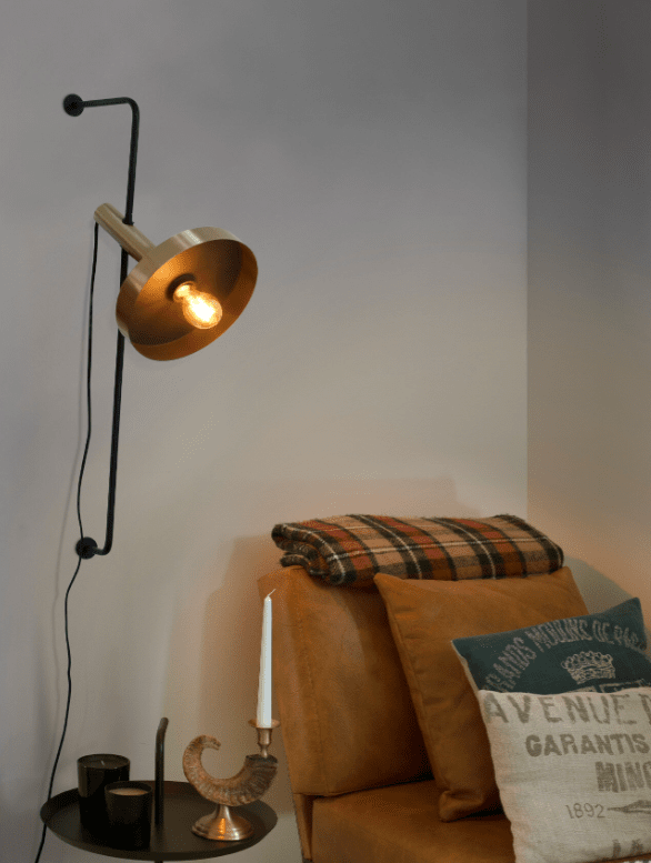Whizz 84cm Guld/mässing vägglampa från Faro Barcelona - WHIZZ v&auml;gglampa presenterar trendiga ytbehandlingar, s&aring;som kombinationen av satin-guld och svart.