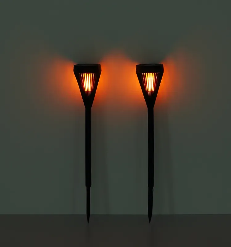 Fire 2-pack Svart solcellslampa från Globo Lighting - En stilren och energieffektiv l&ouml;sning f&ouml;r att lysa upp utomhusmilj&ouml;n med en naturlig eldliknande k&auml;nsla!