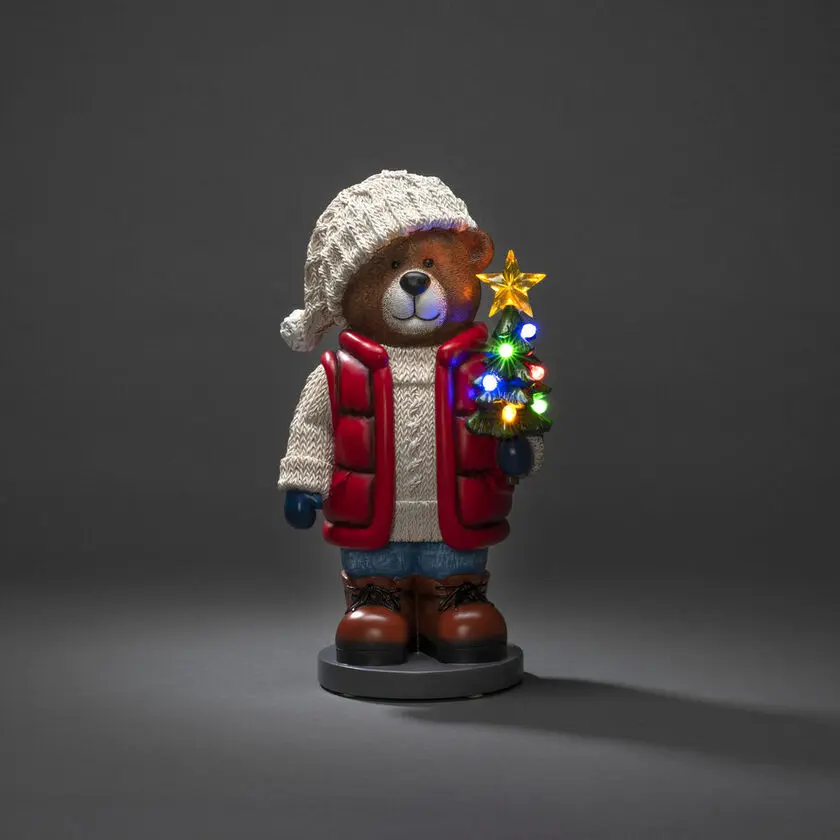 Liten teddybjörn 38cm Flerfärgad från Konstsmide - Batteridriven (5xAAA, 1,5V &ndash; ing&aring;r ej) med 6h timer och IP44-klassning f&ouml;r utomhusbruk.