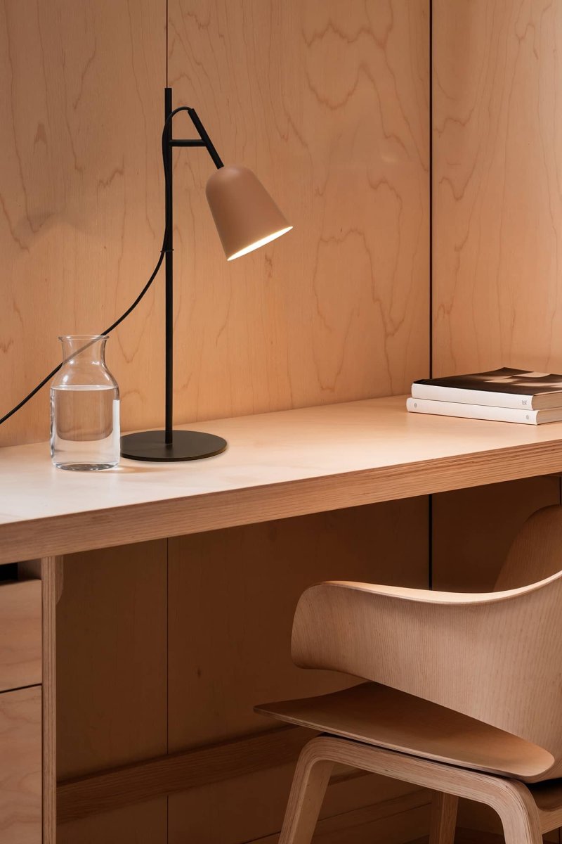 Studio 55cm Rosa skrivbordslampa från Faro Barcelona - Lampans signum &auml;r den dekorativa kabelkl&auml;mman formad som en tr&auml;dgren, en unik detalj som tillf&ouml;r karakt&auml;r.