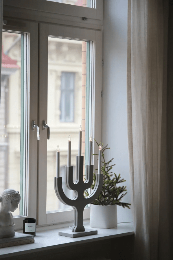 Sapin 5L Greige från Markslöjd - Den gener&ouml;sa storleken g&ouml;r den till ett dekorativt blickf&aring;ng, s&auml;rskilt i st&ouml;rre f&ouml;nster d&auml;r de fem ljusen sprider ett varmt och st&auml;mningsfullt sken under m&ouml;rka vinterkv&auml;llar.