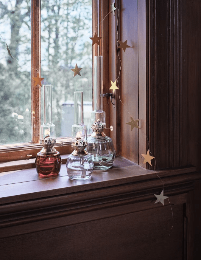 Fotogenlampa Maken Liten Röd från Strömshaga - Fotogenlampa i inf&auml;rgat vinr&ouml;tt glas vilket skapar en vacker f&auml;rgad ton men samtidigt ger en genomskinlig yta.