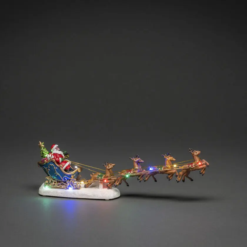 Tomte med renar 14cm Flerfärgad från Konstsmide - Elegant juldekoration med tomte i sl&auml;de och renar, upplyst av f&auml;rgglada LED-lampor.